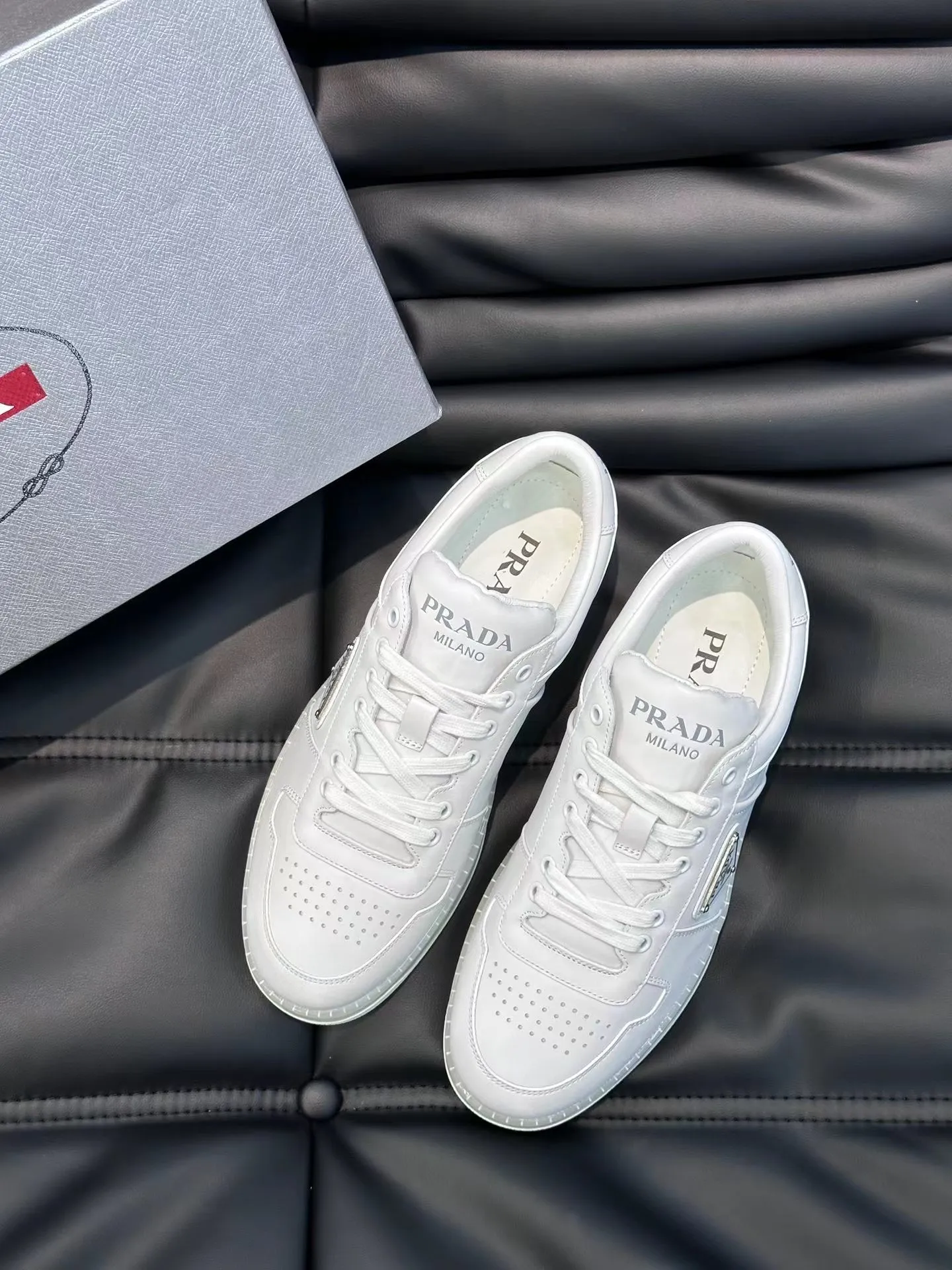 P420 38-45 Prada Prada’s new men’s leather sneakers, the highest version on the market, any comparison is welcome🆚! The original leather has excellent texture and is super high-end! Fetal sheep net lining imported from Italy, removable pad! Luxurious materials and fine workmanship, highly recommended!